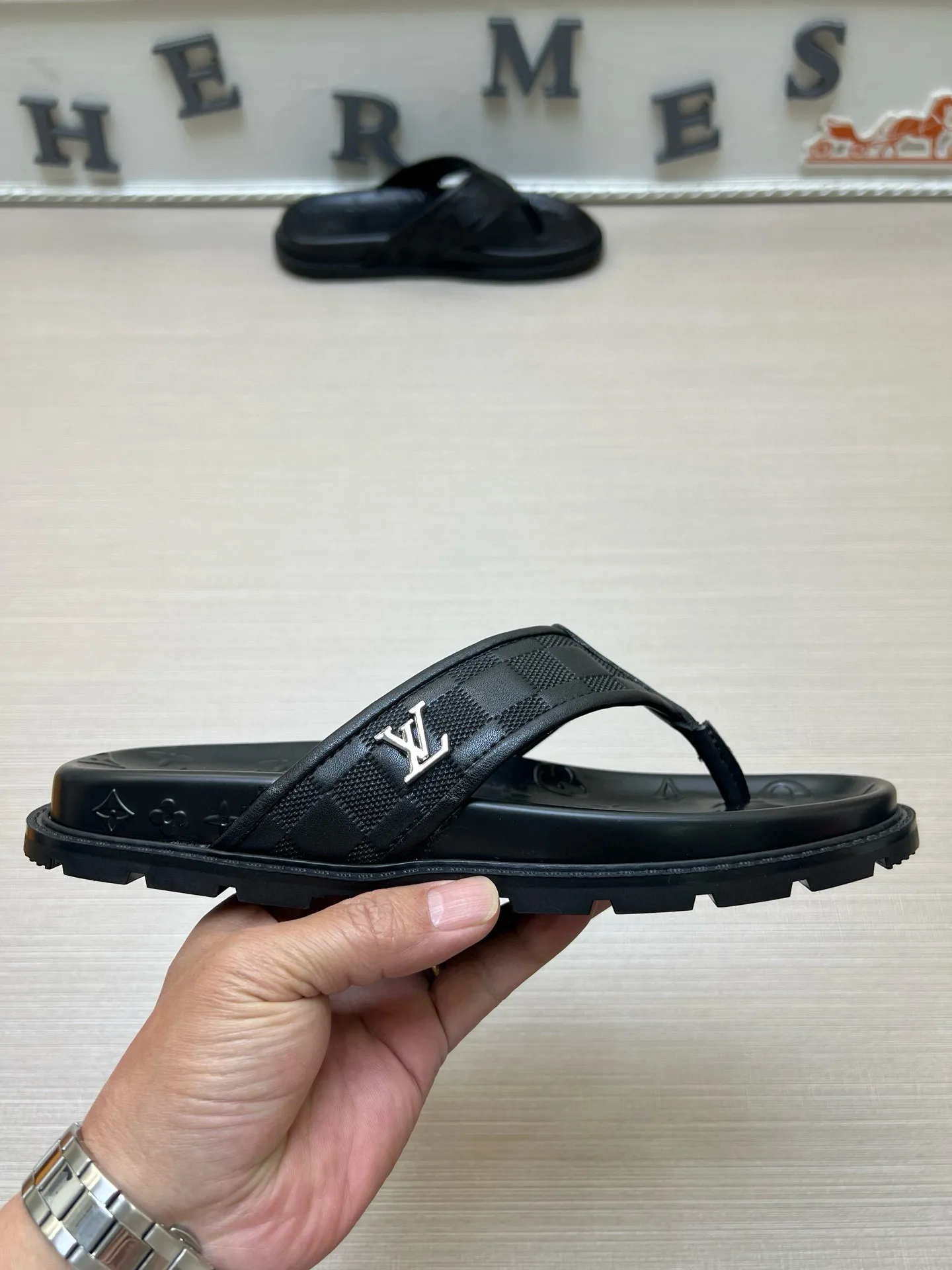P270🏆Louis Vuitton 🏆[Louis Vuitton] Spring/Summer 2025 [Men's Flip Flops] 🎯🎯As an active family in the fashion industry ⭐ Lv is characterized by bold innovation ⚡Create this casual business style for Chinese fashionable men ✨The fabric is made of imported high-grade cowhide 🔥 Clean and neat ⚡Fashionable and elegant🌹Breathable, sweat-absorbent and deodorant👈So luxurious, high-end and domineering. 👍Must be sold if you repost the picture. Number of yards: 38--46. Color: 🎉 For large quantities. Welcome to repost.
